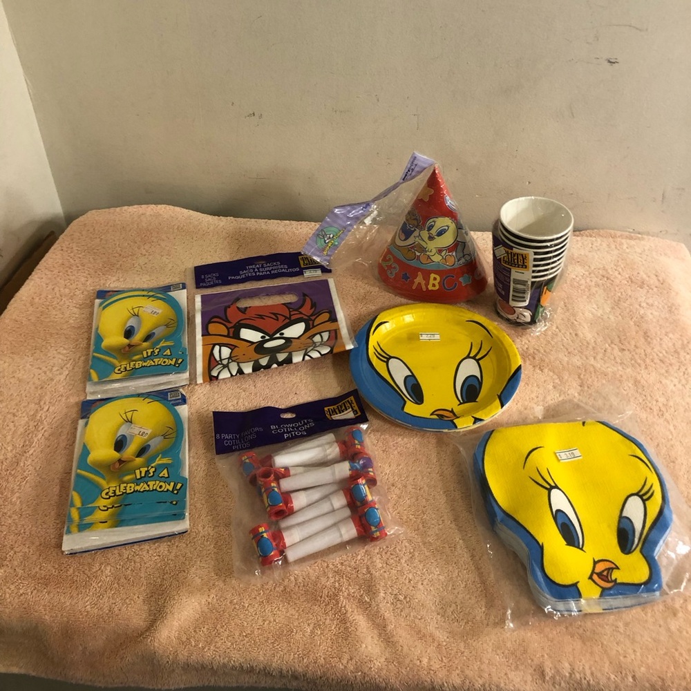 Lot of 8 Party Express Looney Tunes Tweety Party Supplies NOS